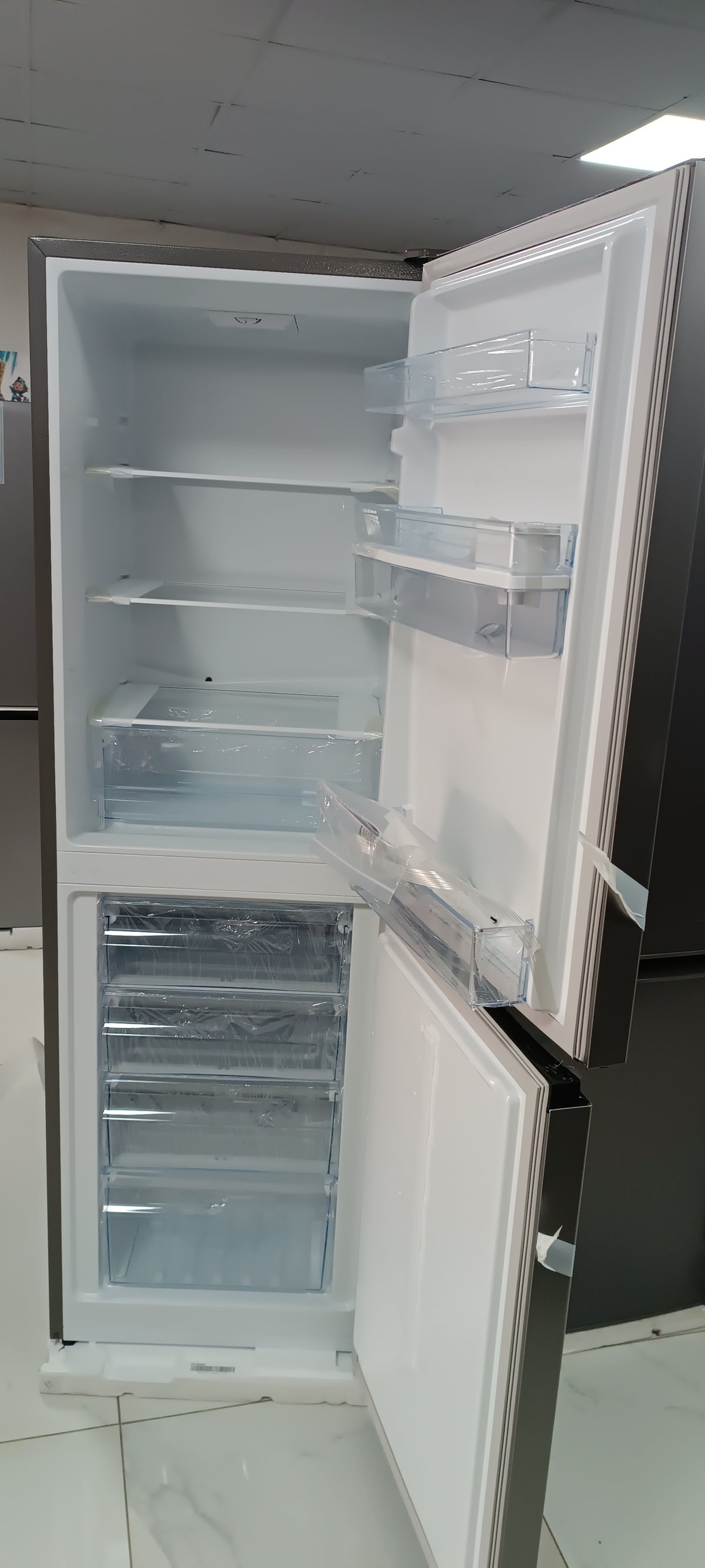 RÉFRIGÉRATEUR COMBINÉ HISENSE AVEC FONTAINE